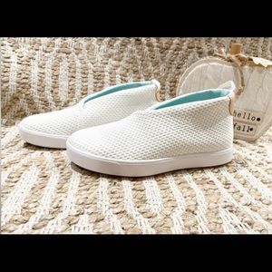 NWOT! Under Amour modern court mid slide on shoes